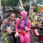Kapolda Kalsel, Irjen Pol Andi Rian R Djajadi dan Istri Iringi Pawai Pasangan Nikah Massal Diarak Naik Becak,Selasa (5/12/2023). (SuarIndonesia/YI))