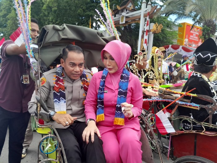 Kapolda Kalsel, Irjen Pol Andi Rian R Djajadi dan Istri Iringi Pawai Pasangan Nikah Massal Diarak Naik Becak,Selasa (5/12/2023). (SuarIndonesia/YI))