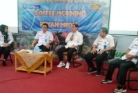 Kepala Bagian umum BNN Kalsel H. Wahyuni, SKM, M. M ketika  bersama para staf dan Ketua PWI Kalsel, Zainal Helmi dalam cofee Morning,  Rabu (6/12/2023).. (SuarIndonesia/DO)