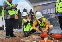 CEO PT. Shafwah Global Utama, M. Helmi,  peletakan batu pertama pembangunan Glamping dan Kabin di Taman Hutan Raya (Tahura) Sultan Adam. Jumat (8/12/2023). (SuarIndonesia/Humas) 