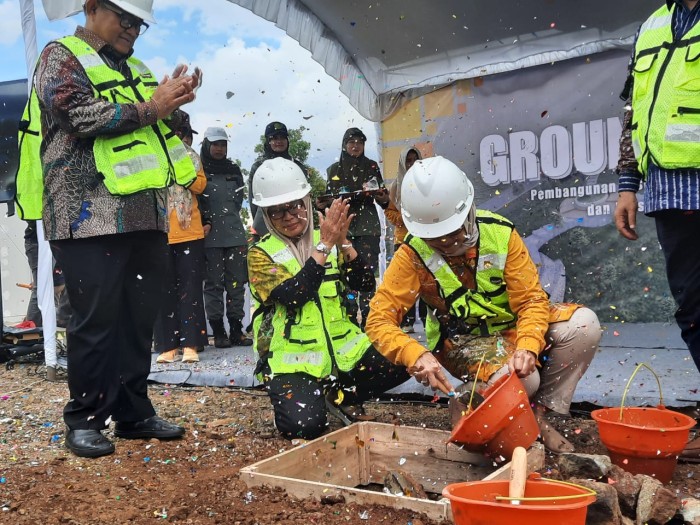 CEO PT. Shafwah Global Utama, M. Helmi,  peletakan batu pertama pembangunan Glamping dan Kabin di Taman Hutan Raya (Tahura) Sultan Adam. Jumat (8/12/2023). (SuarIndonesia/Humas) 