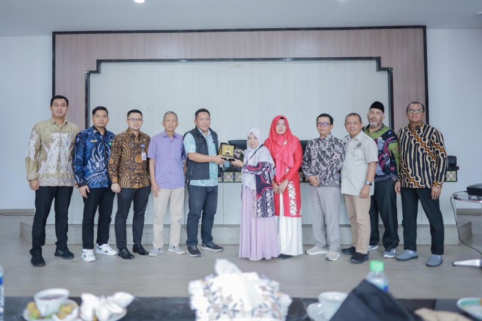 Komisi II DPRD Provinsi Kalsel yang melakukan kunjungan kerja ke Dinas Penanaman Modal dan Pelayanan Terpadu Satu Pintu (DPMPTSP) Kabupaten Tabalong ini salah satunya untuk monitoring terkait investasi, pada Jum’at (8/12/2023) (SuarIndonesia/Hum,as)