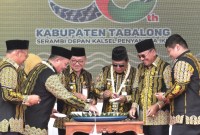 etua DPRD Provinsi Kalimantan Selatan (Kalsel) H. Supian HK beserta Anggota menghadiri puncak harjad (hari jadi) Kabupaten Tabalong ke-58 di halaman Pendopo Bersinar, pada Jumat (8/12/2023)/ (SuarIndonesia/Humas)
