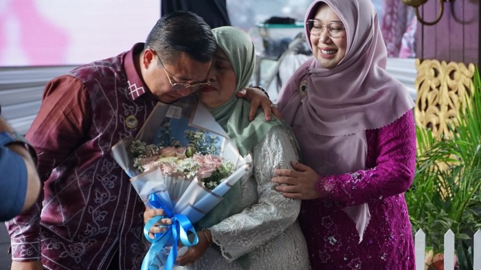 Tangis haru warnai momentum peringatan Hari Ibu 2023 di Kota Banjarmasin, Sabtu (9/12/2023)/ (SuarIndonesia/Humas)