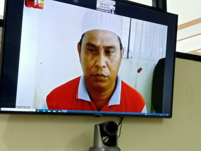 Terdakwa Muliadi mantan Kepala Desa Sawaja Kecamatan Candi Laras Utara Kabypaten Tapin, dituntut 15 bulan penjara. (SuarIndonesia/ HD)
