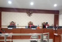 terdakwa Lian Silas orang tua dari gembong nakotika yang masih buron Freddy Pratama, Proses persidangan di Pengadilan Negeri Banjarmasin mulai bergulir, Selasa (12/12/2023)(SuarIndonesia/ HD)