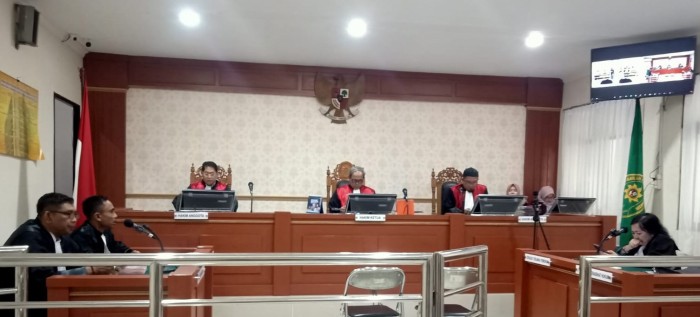 terdakwa Lian Silas orang tua dari gembong nakotika yang masih buron Freddy Pratama, Proses persidangan di Pengadilan Negeri Banjarmasin mulai bergulir, Selasa (12/12/2023)(SuarIndonesia/ HD)