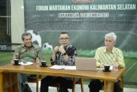 Kepala OJK Regional 9 Kalsel, Darmansyah didampingi Direktur Pengawasan Lembaga Jasa Keuangan, Ahimsa dan Diputi Diretur Hubungan Antarlembaga, Abidirrahman.. (SuarIndonesia/Humas)