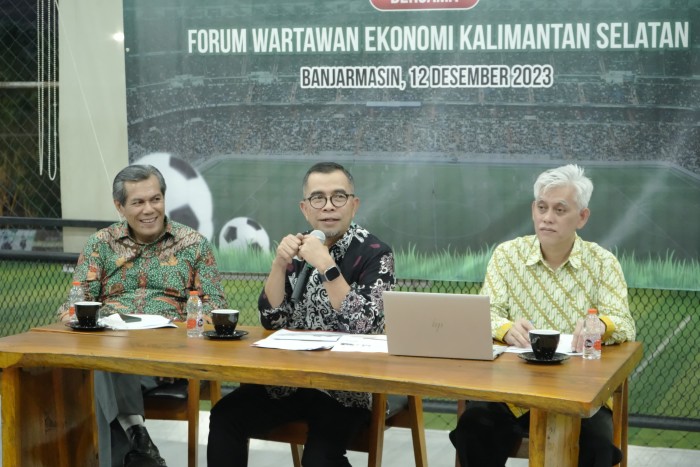 Kepala OJK Regional 9 Kalsel, Darmansyah didampingi Direktur Pengawasan Lembaga Jasa Keuangan, Ahimsa dan Diputi Diretur Hubungan Antarlembaga, Abidirrahman.. (SuarIndonesia/Humas)