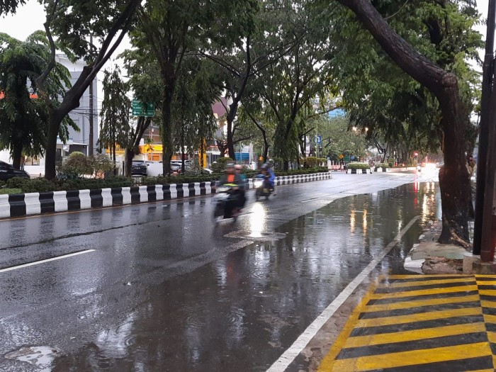 Genangan air akibat hujan deras di Jalan Lambung Mangkurat (SuarIndonesia/Repro)