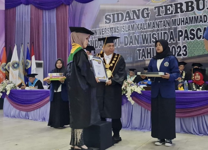 Wisuda XLVI dan Pascasarjana XIX 2023 ini berlangsung di Gedung Sultan Suriansyah Banjarmasin. Rabu (13/12/2023) (SuarIndonesia/HM)