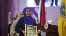 Noodinah adalah ibu dari (Almarhumah) Faridayanti MM peserta Wisudawati Pasca Sarjana XIX Universitas Islam Kalimantan Muhammad Arsyad Al Banjari. Di Gedung Sultan Suriansyah Banjarmasin, Rabu (13/12/2023) *SuarIndonesia/HM)