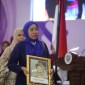 Noodinah adalah ibu dari (Almarhumah) Faridayanti MM peserta Wisudawati Pasca Sarjana XIX Universitas Islam Kalimantan Muhammad Arsyad Al Banjari. Di Gedung Sultan Suriansyah Banjarmasin, Rabu (13/12/2023) *SuarIndonesia/HM)