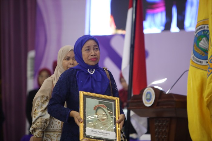 Noodinah adalah ibu dari (Almarhumah) Faridayanti MM peserta Wisudawati Pasca Sarjana XIX Universitas Islam Kalimantan Muhammad Arsyad Al Banjari. Di Gedung Sultan Suriansyah Banjarmasin, Rabu (13/12/2023) *SuarIndonesia/HM)