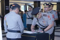 Kapolda Kalsel, Irjen Pol Andi Rian R Djajadi memimpin upacara serah terima jabatan (Sertijab) untuk beberapa posisi kunci di wilayah tersebut, Rabu (13/12/2023). (SuarIndonesia/ZI)