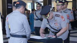 Kapolda Kalsel, Irjen Pol Andi Rian R Djajadi memimpin upacara serah terima jabatan (Sertijab) untuk beberapa posisi kunci di wilayah tersebut, Rabu (13/12/2023). (SuarIndonesia/ZI)