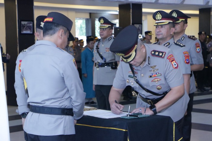 Kapolda Kalsel, Irjen Pol Andi Rian R Djajadi memimpin upacara serah terima jabatan (Sertijab) untuk beberapa posisi kunci di wilayah tersebut, Rabu (13/12/2023). (SuarIndonesia/ZI)