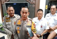 Inspektur Jendral (Irjen) Polisi Andi Rian R Djajadi berpamitan dengan Ketua DPRD Kalsel H. Supian HK, karena dirinya berpindah tugas menjadi Kapolda Sulawesi Selatan. (SuarIndonesia/HM)