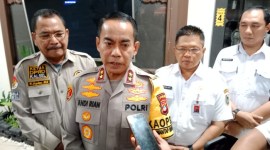 Inspektur Jendral (Irjen) Polisi Andi Rian R Djajadi berpamitan dengan Ketua DPRD Kalsel H. Supian HK, karena dirinya berpindah tugas menjadi Kapolda Sulawesi Selatan. (SuarIndonesia/HM)