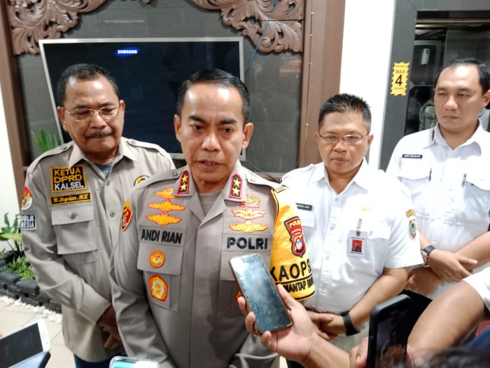 Inspektur Jendral (Irjen) Polisi Andi Rian R Djajadi berpamitan dengan Ketua DPRD Kalsel H. Supian HK, karena dirinya berpindah tugas menjadi Kapolda Sulawesi Selatan. (SuarIndonesia/HM)