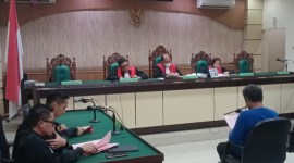 Heri Sukatno selaku Direktur Utama (Dirut) PT Bumi Permata Kendari (BPK) selaku pelaksana Pekerjaan Pembangunan Gedung Laboratorium dan Pelayanan Publik Balai Besar Pengawas Obat dan Makanan (BBPOM)  di Banjarmasin, kini duduk di kursi terdakwa pada Pengadilan Tindak Pidana Korupsi Banjarmasin, Kamis (14/12/2003) (SuarIndonesia/HD)
