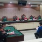 Heri Sukatno selaku Direktur Utama (Dirut) PT Bumi Permata Kendari (BPK) selaku pelaksana Pekerjaan Pembangunan Gedung Laboratorium dan Pelayanan Publik Balai Besar Pengawas Obat dan Makanan (BBPOM)  di Banjarmasin, kini duduk di kursi terdakwa pada Pengadilan Tindak Pidana Korupsi Banjarmasin, Kamis (14/12/2003) (SuarIndonesia/HD)