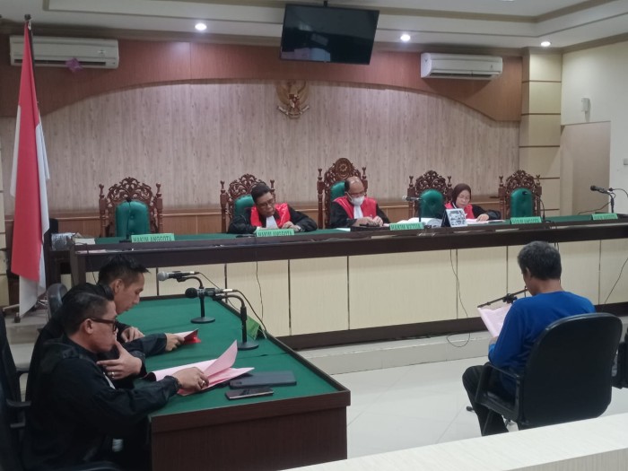 Heri Sukatno selaku Direktur Utama (Dirut) PT Bumi Permata Kendari (BPK) selaku pelaksana Pekerjaan Pembangunan Gedung Laboratorium dan Pelayanan Publik Balai Besar Pengawas Obat dan Makanan (BBPOM)  di Banjarmasin, kini duduk di kursi terdakwa pada Pengadilan Tindak Pidana Korupsi Banjarmasin, Kamis (14/12/2003) (SuarIndonesia/HD)