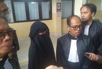uasa hukum terdakwa, Dr Junaidi SH MH dan ibu terdakwa Hj Lailan H. (SuarIndonesia/ZI)