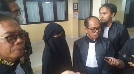 uasa hukum terdakwa, Dr Junaidi SH MH dan ibu terdakwa Hj Lailan H. (SuarIndonesia/ZI)