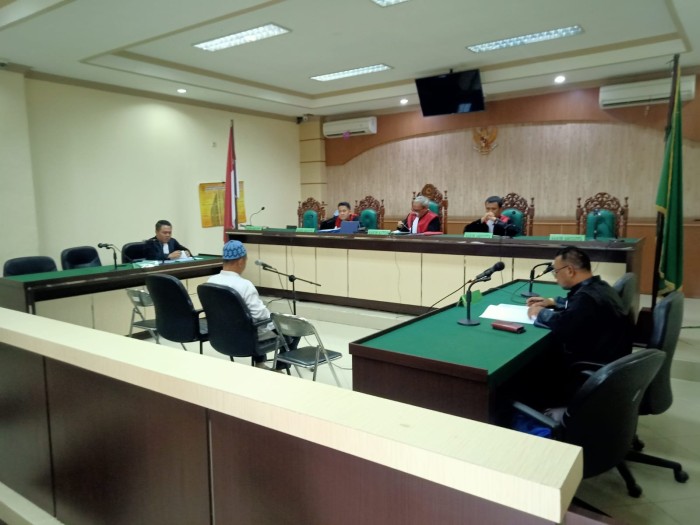 Terdakwa Rahmat Hidayat merupakan ASN (Aparatur Sipil Negara) aktif yang mejabat sebagai pengawas Sekolah Dasar (SD) di Kecamatan Candi Laras Utara, Kabupaten Tapin, tersangkut penggunaan dana BOS (Bantuan Operasional Sekolah), dituntut 15 bulan penjara.. (SuarIndonesia/HD)