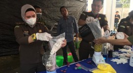 Kejaksaan Negeri (Kejari) Banjarmasin memusnahkan, barang bukti,i Rabu (20/12/2023).. (SuarIndonesia/HD)