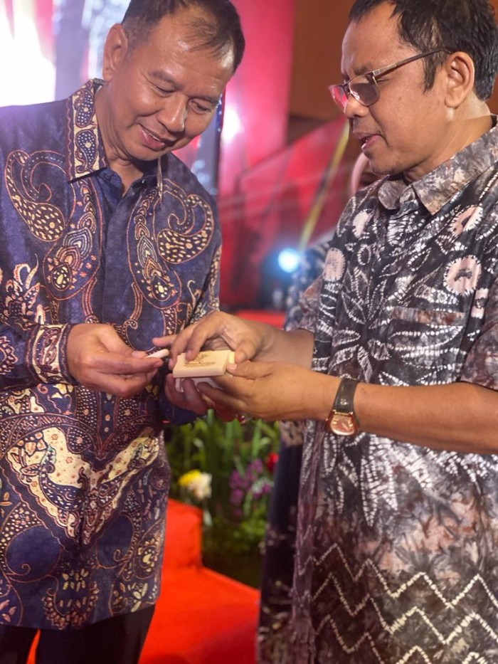 Kapolda Kalsel yang baru Irjen Pol Winarto, ketika menerima 