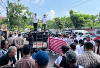 Tuntut hukuman berat terdakwa Lian Silas, ayah gembong Narkotika Internasional;, ini disuarkan Kaki Kalsel di Pengadilan Negeri (PN) Banjarmasin dan Kejaksaan Tinggi, Kamis (21/12/2023).. (SuarIndonesia/ZI)