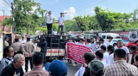 Tuntut hukuman berat terdakwa Lian Silas, ayah gembong Narkotika Internasional;, ini disuarkan Kaki Kalsel di Pengadilan Negeri (PN) Banjarmasin dan Kejaksaan Tinggi, Kamis (21/12/2023).. (SuarIndonesia/ZI)