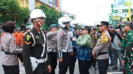 pemasangan pita warna biru kepada perwakilan Sat Lantas Polresta Banjarmasin, TNI dan Dinas Perhubungan Kota Banjarmasin. (SuarIndonesia/YI)