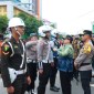 pemasangan pita warna biru kepada perwakilan Sat Lantas Polresta Banjarmasin, TNI dan Dinas Perhubungan Kota Banjarmasin. (SuarIndonesia/YI)