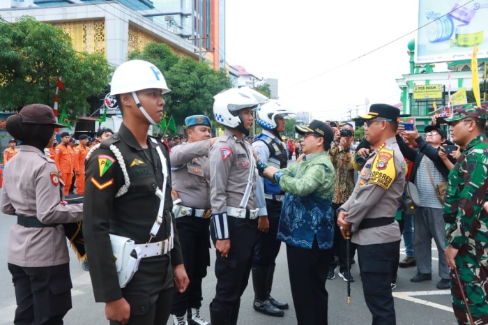 pemasangan pita warna biru kepada perwakilan Sat Lantas Polresta Banjarmasin, TNI dan Dinas Perhubungan Kota Banjarmasin. (SuarIndonesia/YI)