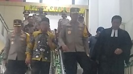 Kapolda Kalsel. Irjen Pol Winarto bersama Forkopimda di Malam Natal ke sejumlah gereja,  Minggu (24/12/2023) malam.(SuarIndonesia/ZI)