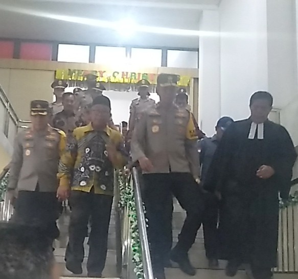Kapolda Kalsel. Irjen Pol Winarto bersama Forkopimda di Malam Natal ke sejumlah gereja,  Minggu (24/12/2023) malam.(SuarIndonesia/ZI)