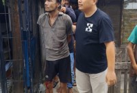 Nekat mengancam penggal kepala warga, akhirnya Rahmadi (31) ditembak pada bagian kaki oleh anggota Kepolisian. (SuarIndonesia/YI)