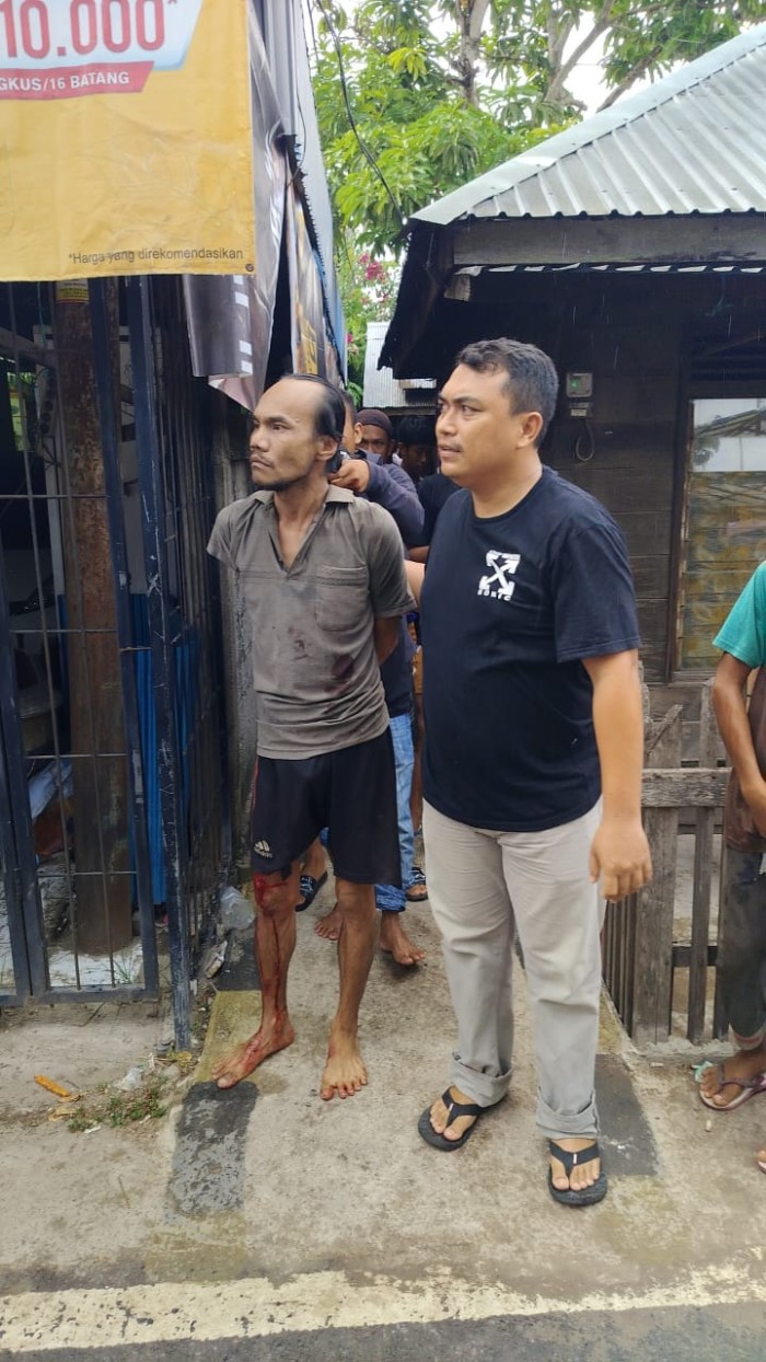 Nekat mengancam penggal kepala warga, akhirnya Rahmadi (31) ditembak pada bagian kaki oleh anggota Kepolisian. (SuarIndonesia/YI)