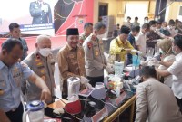 Ketua Dewan Perwakilan Rakyat Daerah (DPRD) Kalsel, DR. (HC). H. Supian HK, S.H., M.H (nomor tiga dari kiri) , mengapresiasi kinerja Polda Kalsel. dan ketika pemusnahan barang bukti, Kamis (28122023) (SuarIndonesia/HUmas)