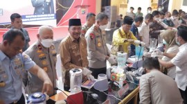 Ketua Dewan Perwakilan Rakyat Daerah (DPRD) Kalsel, DR. (HC). H. Supian HK, S.H., M.H (nomor tiga dari kiri) , mengapresiasi kinerja Polda Kalsel. dan ketika pemusnahan barang bukti, Kamis (28122023) (SuarIndonesia/HUmas)