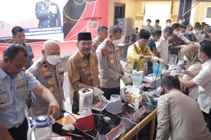 Ketua Dewan Perwakilan Rakyat Daerah (DPRD) Kalsel, DR. (HC). H. Supian HK, S.H., M.H (nomor tiga dari kiri) , mengapresiasi kinerja Polda Kalsel. dan ketika pemusnahan barang bukti, Kamis (28122023) (SuarIndonesia/HUmas)