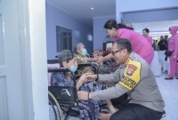 Semangat kebersamaan untuk menebarkan kebaikan kepada yang membutuhkan Hosana 91 dan Oikoumene Polda Kalsel menggelar Bakti Sosial dengan memberikan bantuan kepada masyarakat kurang mampu, pada Kamis (28/12/2023). (SuarIndonesia/Humas)