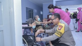 Semangat kebersamaan untuk menebarkan kebaikan kepada yang membutuhkan Hosana 91 dan Oikoumene Polda Kalsel menggelar Bakti Sosial dengan memberikan bantuan kepada masyarakat kurang mampu, pada Kamis (28/12/2023). (SuarIndonesia/Humas)