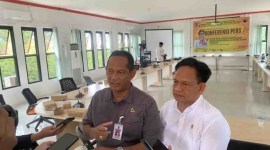 Kepala BPBD Kalsel, R. Surya Fadliansyah, (kiri) didampingi Kabid Pencegahan dan Kesiapsiagaan,
Bambang D Mulyadi. (SuarIndonesia/RW)