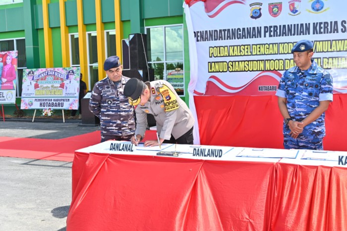 Penandatanganan perjanjian kerja sama antara Polda Kalsel dengan Kodam VI Mulawarman, Lanud Sjamsudin Noor dan Lanal Banjarmasin digelar, yang sekaligus peresmian Makodim 1004/Kotabaru, pada Sabtu (30/12. 2023) (SuarIndonesia/Humas)