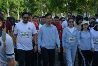 Didampingi Mentan RI, Andi Amran Sulaiman, Rakabuming Raka ikuti jalan sehat Batulicin Festival (Batfest) 2023, yang dilaksanakan PT Jhonlin Group di Kabupaten Tanah Bumbu, Provinsi Kalimantan Selatan (Kalsel), Minggu (31/12/2023). (Suarindonesia/Istimewa