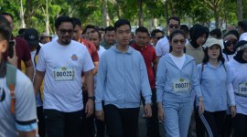 Didampingi Mentan RI, Andi Amran Sulaiman, Rakabuming Raka ikuti jalan sehat Batulicin Festival (Batfest) 2023, yang dilaksanakan PT Jhonlin Group di Kabupaten Tanah Bumbu, Provinsi Kalimantan Selatan (Kalsel), Minggu (31/12/2023). (Suarindonesia/Istimewa